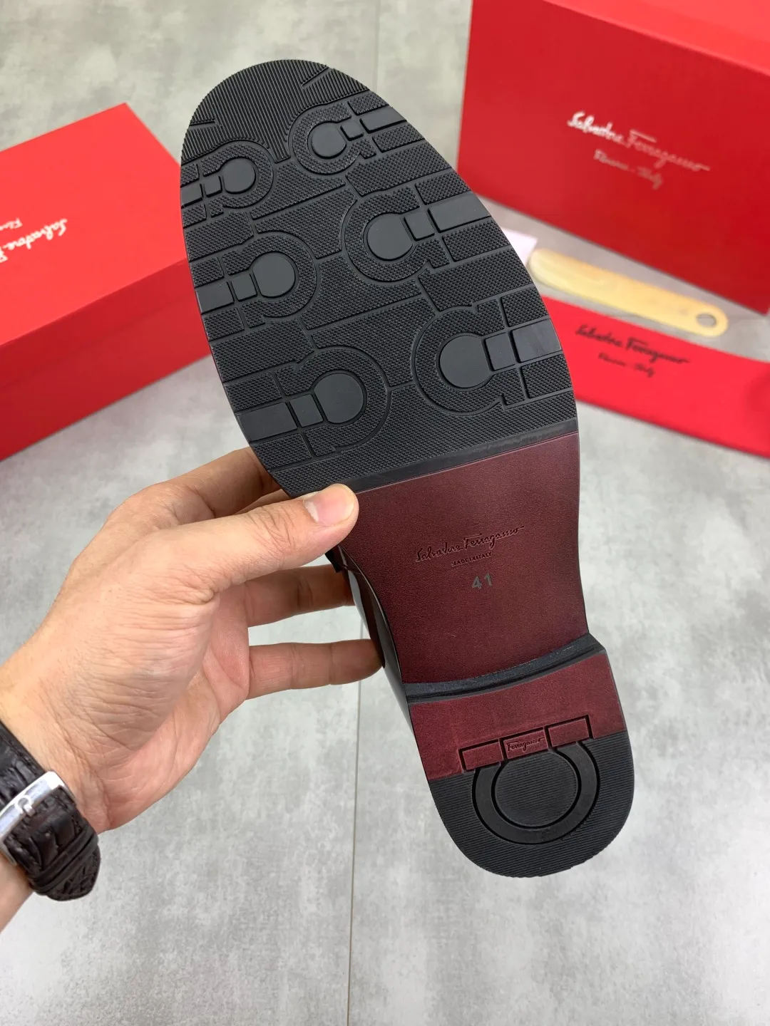 Men's Men's Shoes 💰P562💰[New Style] Water-dyed Niuli 🆘[Salvatore Ferragamo] Ferragamo's latest casual business leather shoes for men! Listed simultaneously! The fabric is made of specially imported original open-edge beaded calfskin, and the interior is made of imported water-dyed cowhide. It is absolutely luxurious and leads the fashion trend. Matching code: 38-44 (45 and 46 can be customized) Black, brown and burgundy colors available